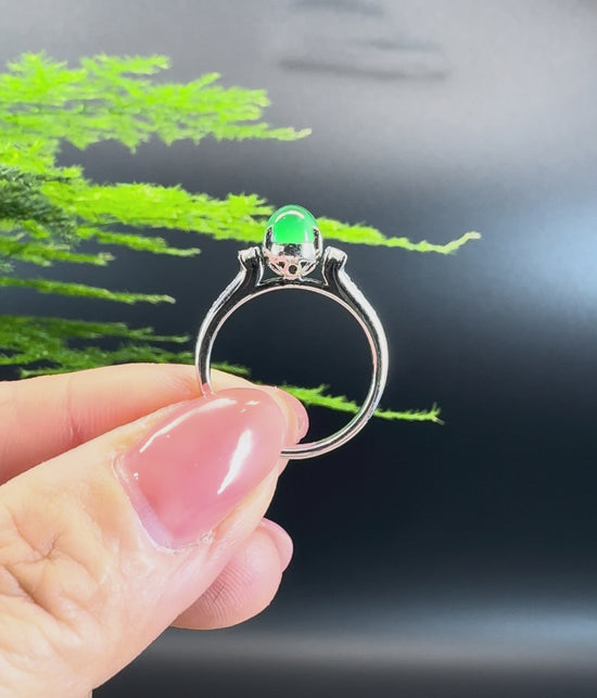 Load and play video in Gallery viewer, RealJade® &amp;quot;Signature Signet&amp;quot; 18K White Gold Imperial Green Jadeite Jade Ring
