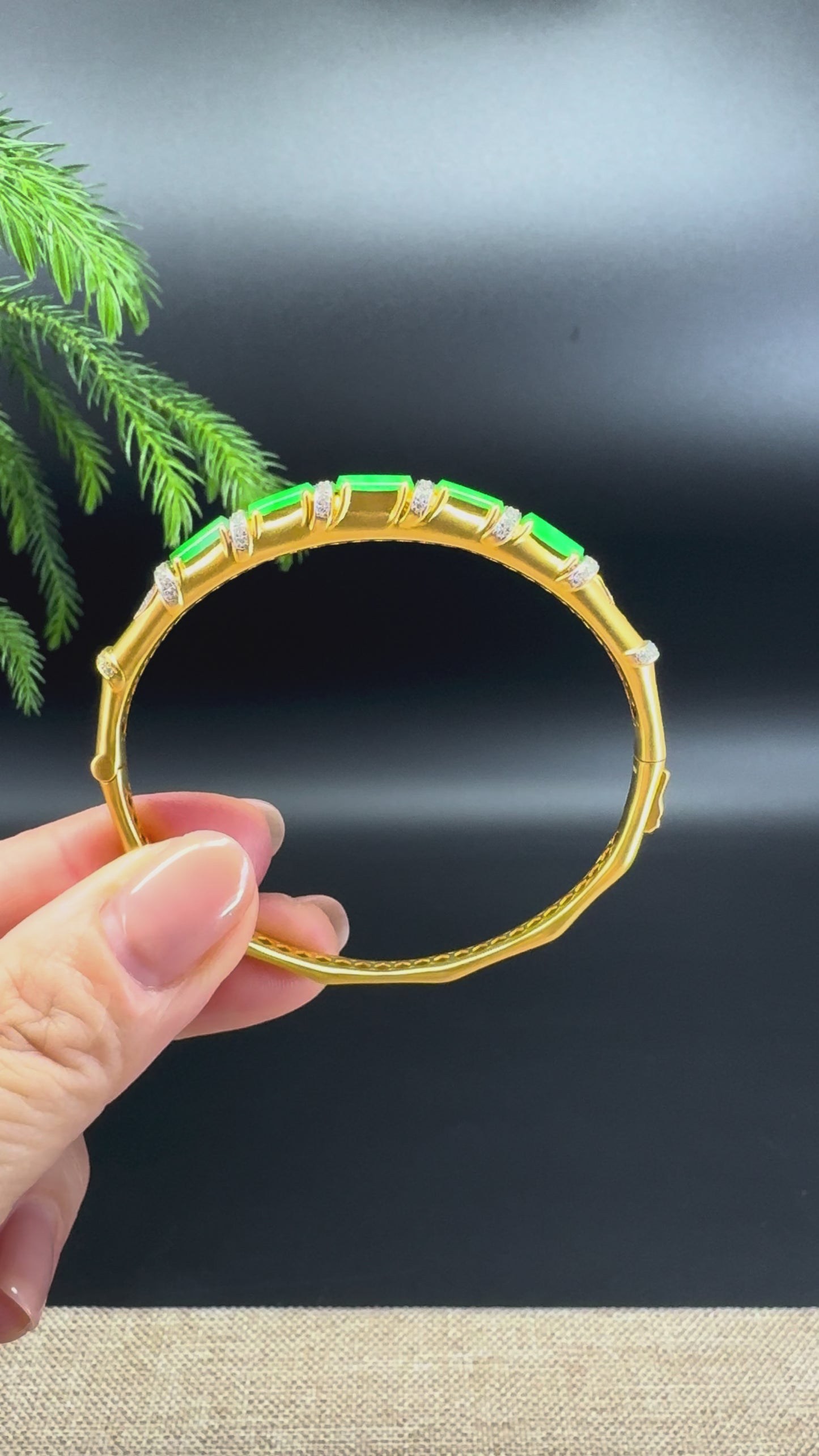 Load and play video in Gallery viewer, RealJade Luxury 18K Yellow Gold Genuine Green Jadeite Jade Bamboo Bangle
