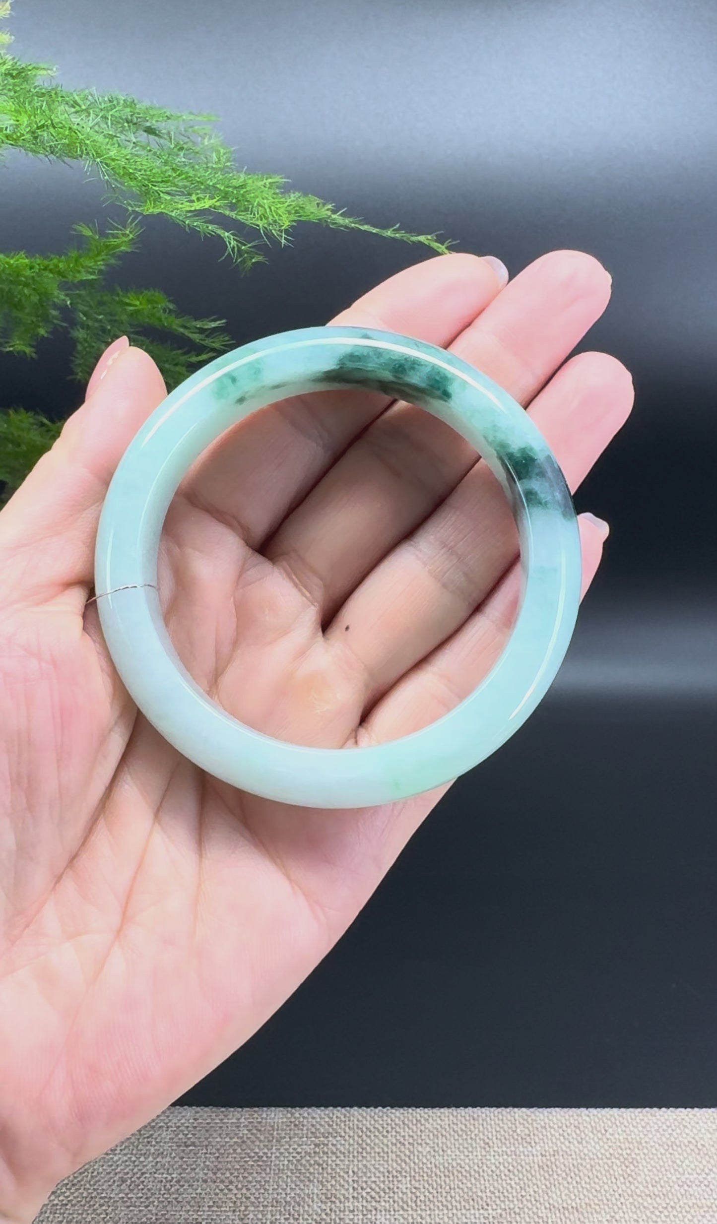 Load and play video in Gallery viewer, Genuine Burmese Green Jade Jadeite Bangle Bracelet (55.9mm)
