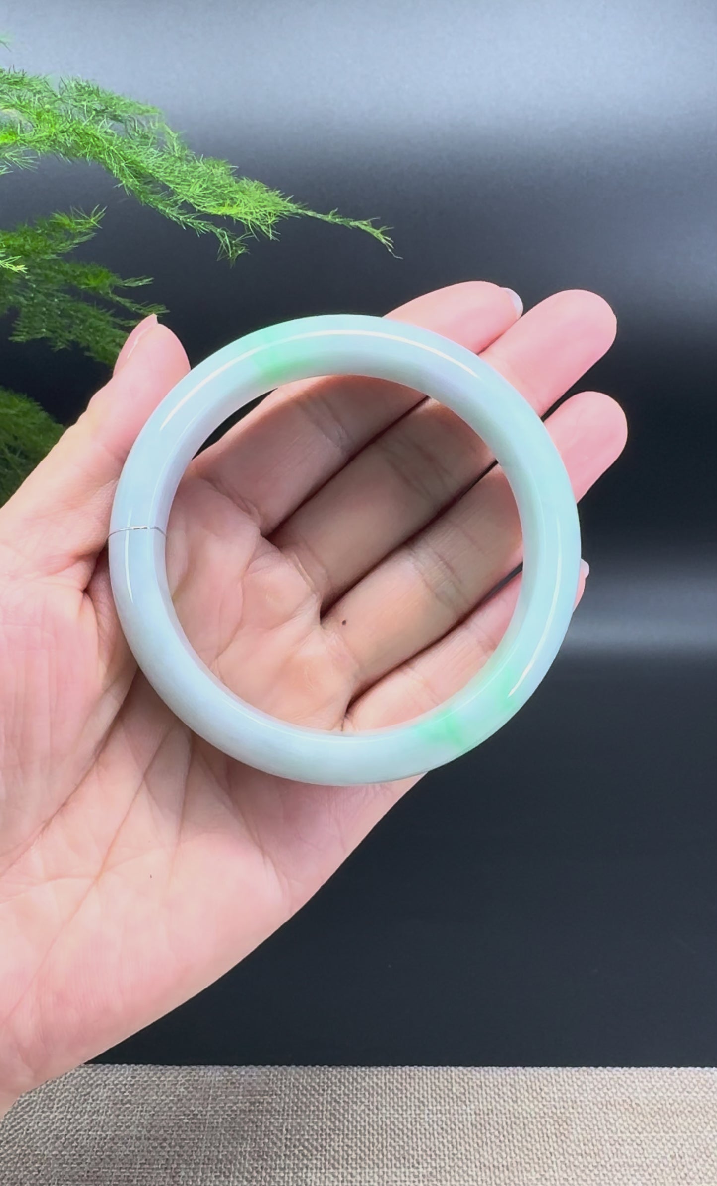 Load and play video in Gallery viewer, Genuine Burmese Green Jade Jadeite Bangle Bracelet ( 59.8mm )
