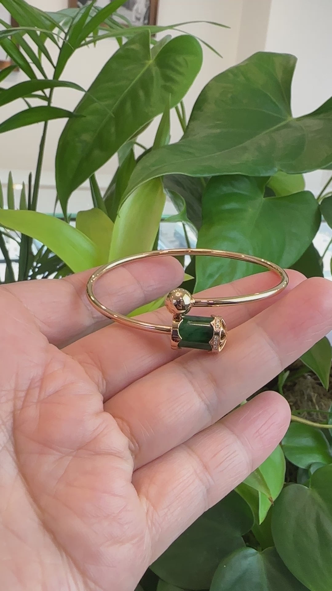 Load and play video in Gallery viewer, 18k Rose Gold Lucky TongTong Jadeite jade Oval Bracelet Bangle W/ Diamonds
