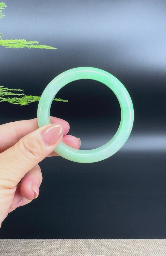 Load and play video in Gallery viewer, Genuine Burmese Green Jade Jadeite Bangle Bracelet ( 54.2mm )
