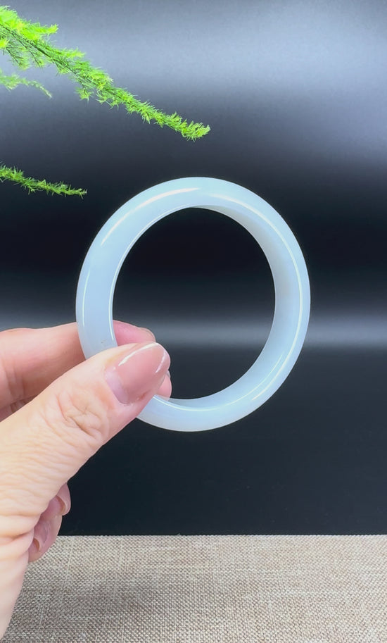 Load and play video in Gallery viewer, Genuine Burmese Green Jade Jadeite Bangle Bracelet ( 56.9mm )
