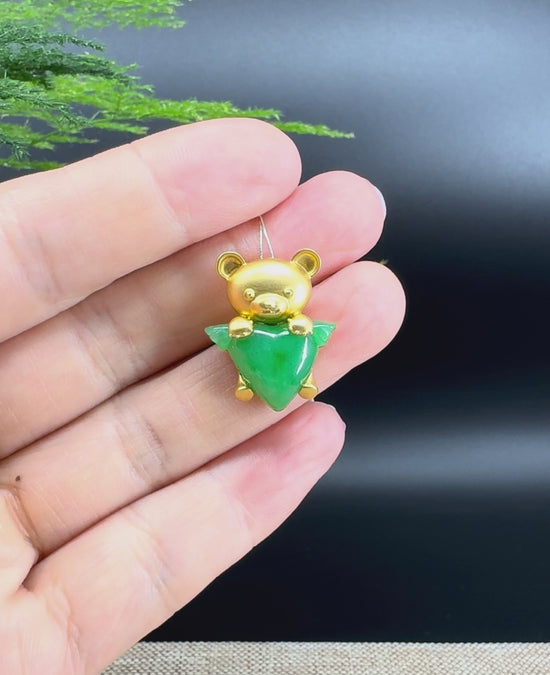 Load and play video in Gallery viewer, RealJade &amp;quot;Heart Bear&amp;quot; 18k Yellow Gold Genuine Burmese Jadeite  Pendant Necklace
