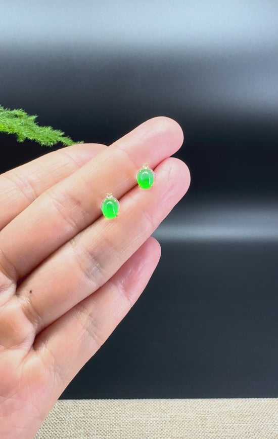 Load and play video in Gallery viewer, RealJade® 18k Yellow Gold Imperial Green Jadeite Jade Earrings
