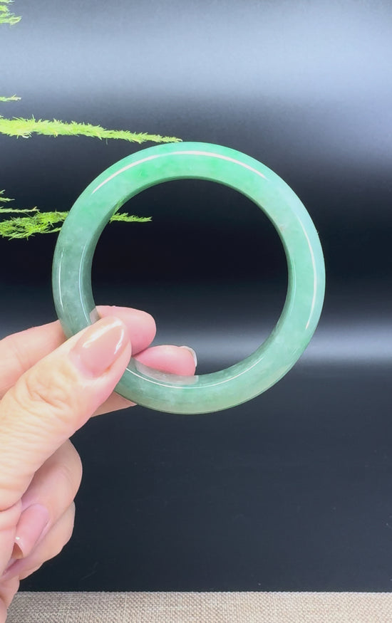 Load and play video in Gallery viewer, Genuine Burmese Green Jade Jadeite Bangle Bracelet ( 58.2mm )
