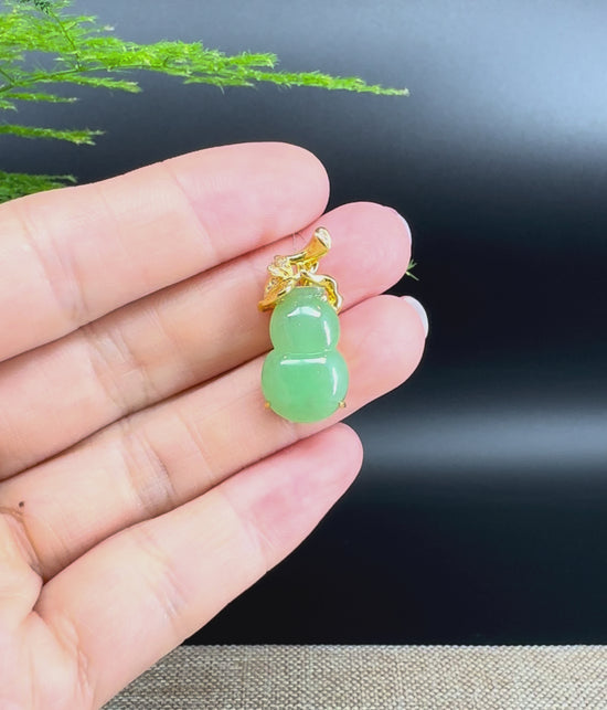Load and play video in Gallery viewer, RealJade® Co. Genuine Green Jadeite Jade Good Luck Hulu Bottle Gourd Necklace With 18K Yellow Gold Bail
