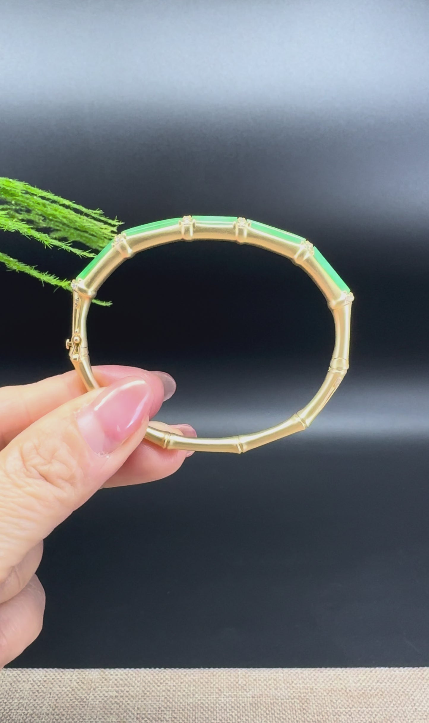 Load and play video in Gallery viewer, RealJade Luxury 18K Yellow Gold Genuine Green Jadeite Jade Bamboo Bangle
