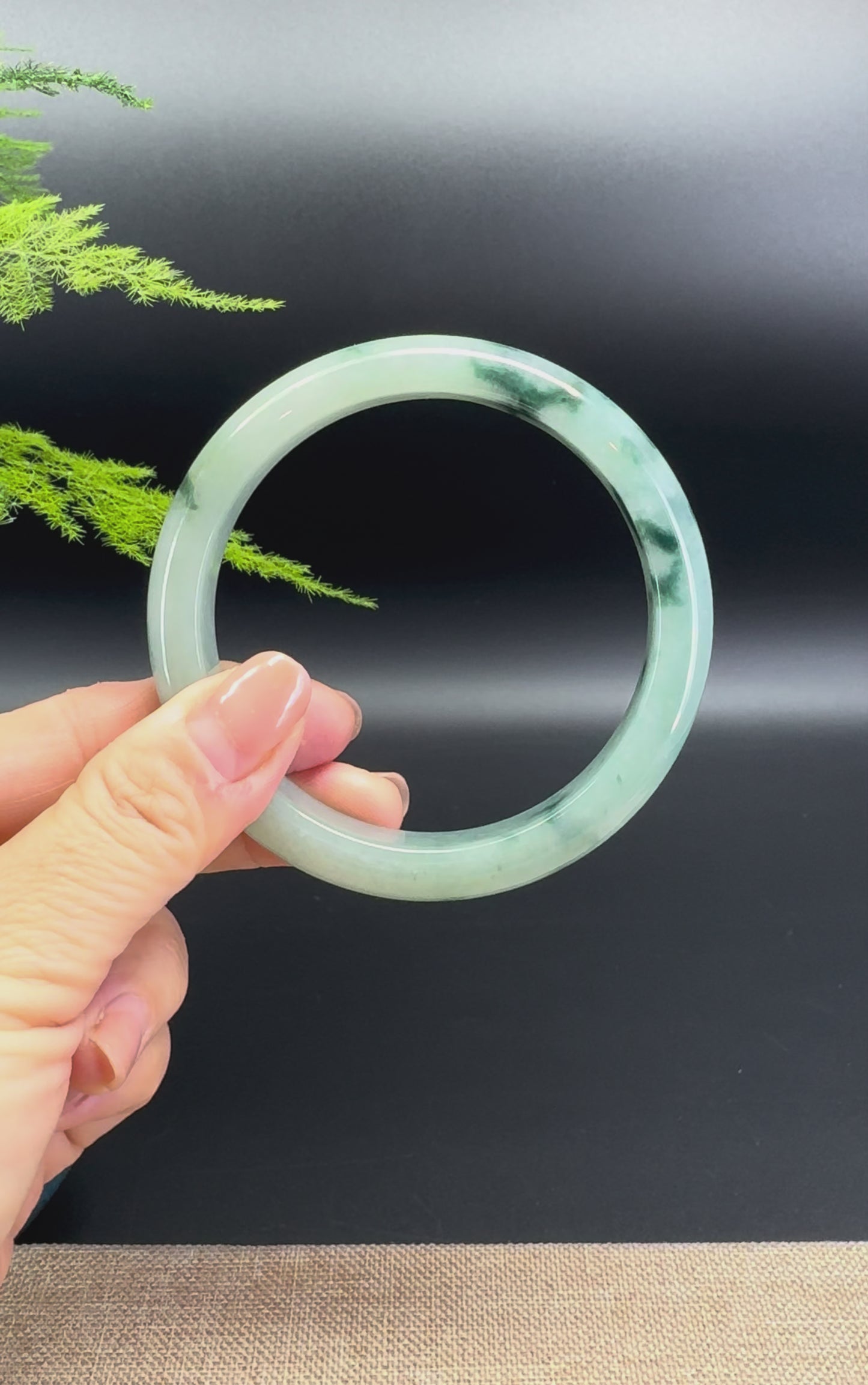 Load and play video in Gallery viewer, Genuine Burmese Green Jade Jadeite Bangle Bracelet ( 63.3mm )
