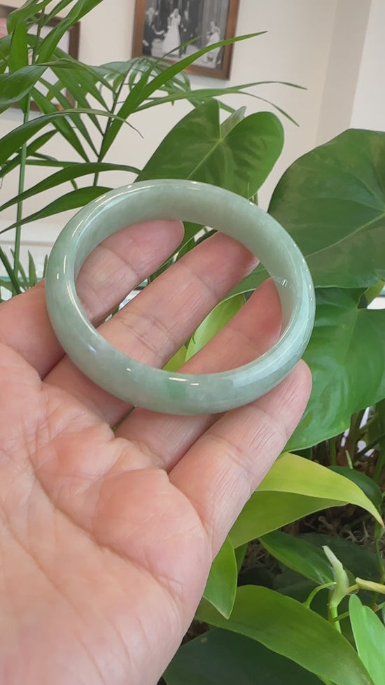 Load and play video in Gallery viewer, RealJade® Classic Green Natural Jadeite Jade Bangle (57 mm )#289
