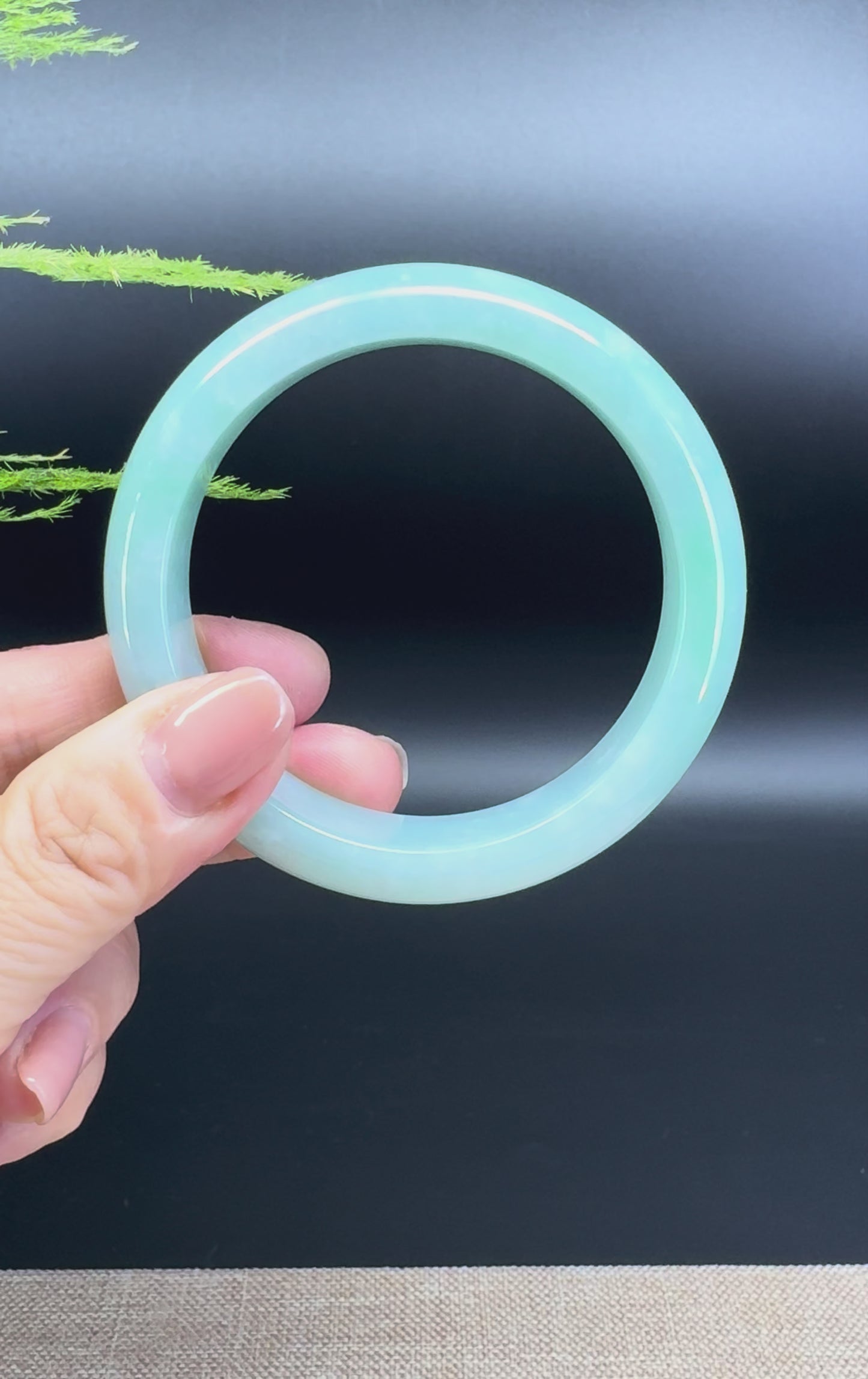 Load and play video in Gallery viewer, Genuine Burmese Green Jade Jadeite Bangle Bracelet ( 58.2mm )
