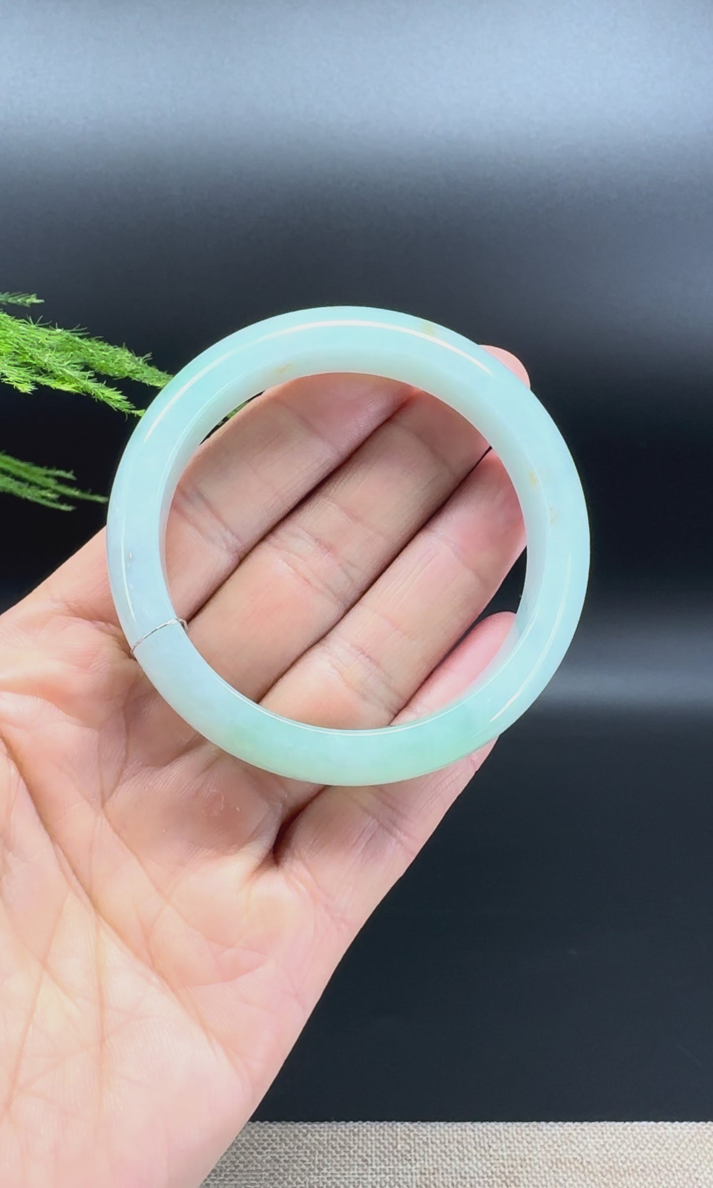 Load and play video in Gallery viewer, Genuine Burmese Green Jade Jadeite Bangle Bracelet ( 52.1mm )
