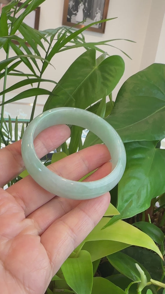 Load and play video in Gallery viewer, Genuine Burmese Green Jadeite Jade Bangle Bracelet (56.01 mm) #558
