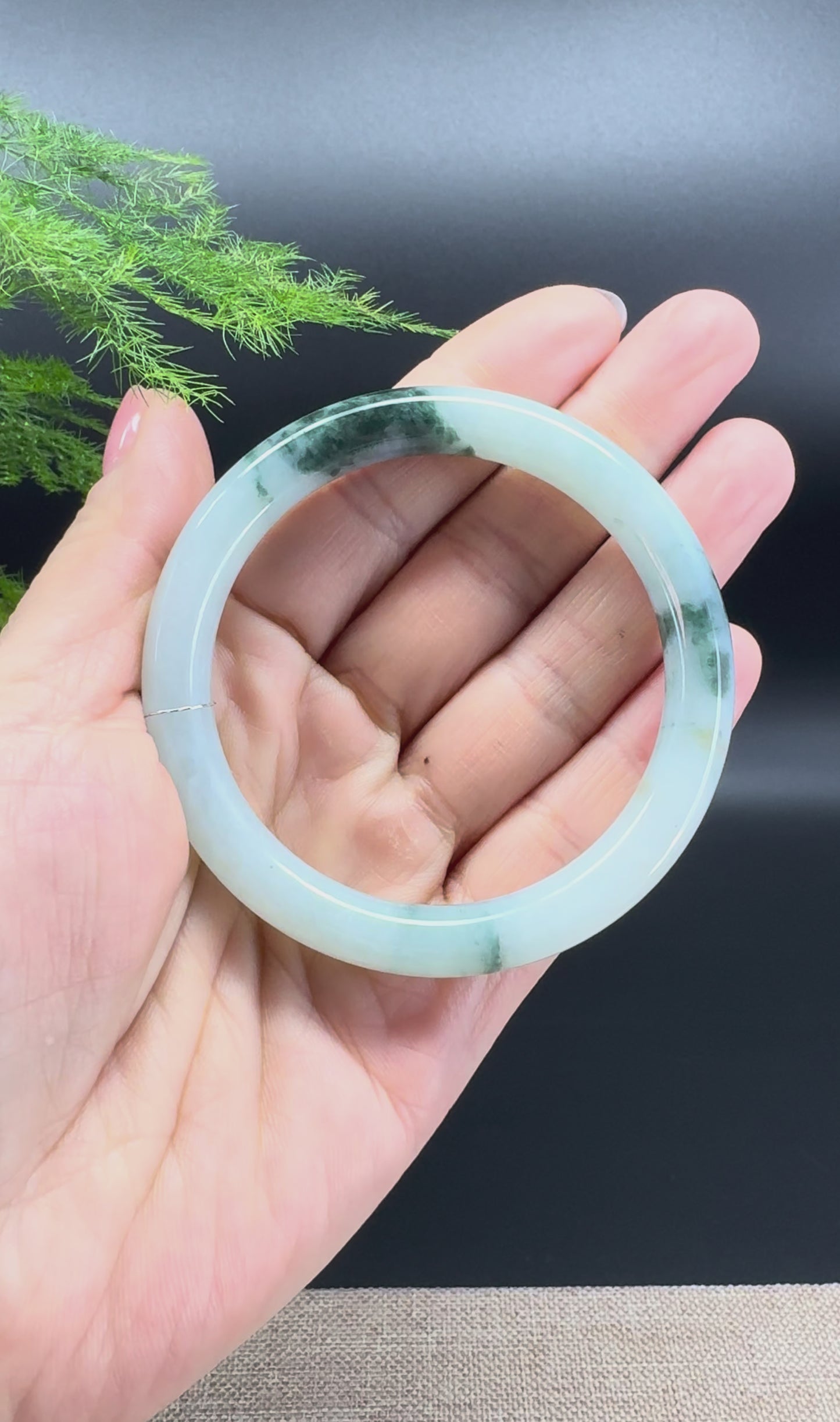 Load and play video in Gallery viewer, Genuine Burmese Green Jade Jadeite Bangle Bracelet ( 54.1mm )
