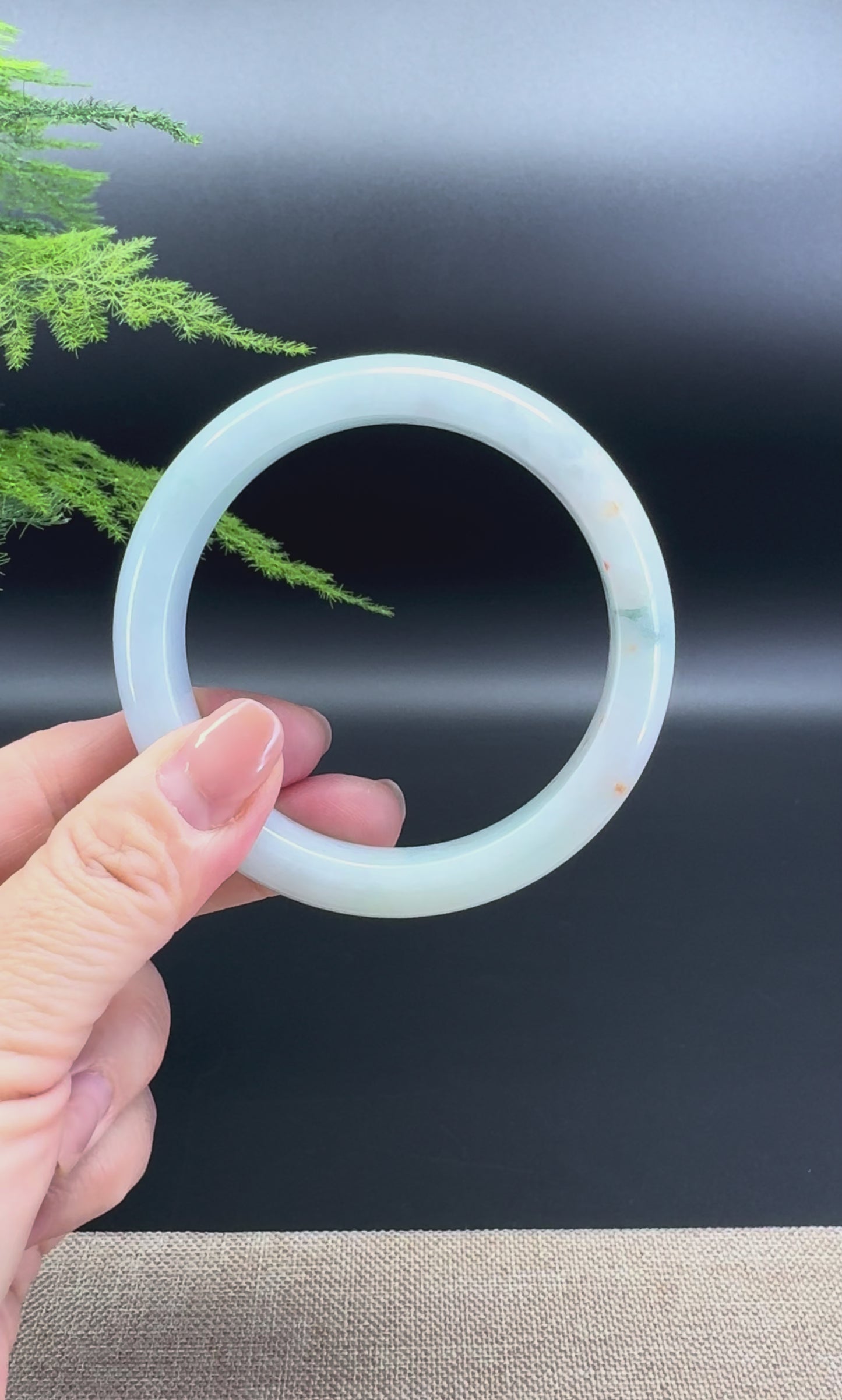 Load and play video in Gallery viewer, Genuine Burmese Green Jade Jadeite Bangle Bracelet ( 60.5mm )
