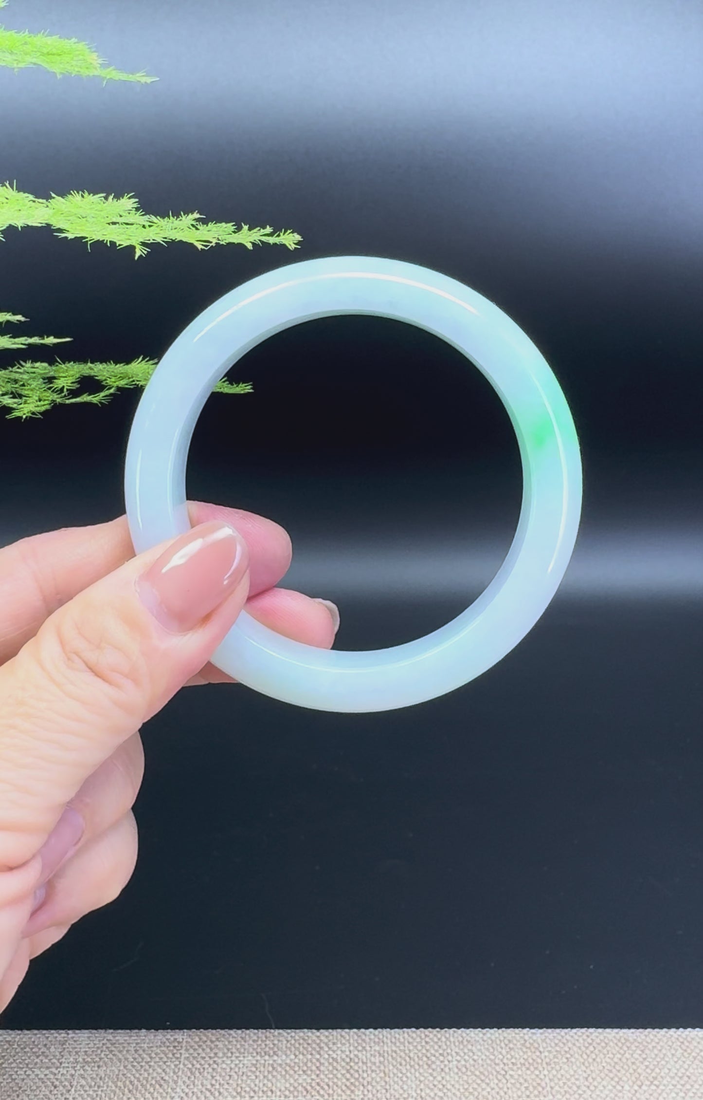 Load and play video in Gallery viewer, Genuine Burmese Green Jade Jadeite Bangle Bracelet ( 54.6mm )
