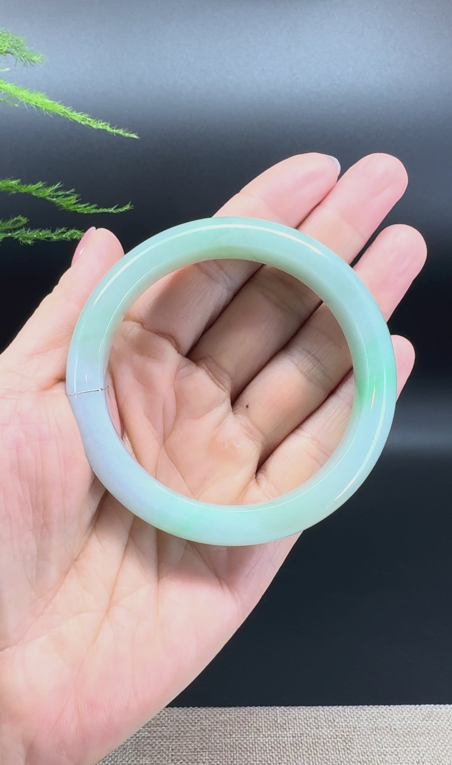 Load and play video in Gallery viewer, Genuine Burmese Green Jade Jadeite Bangle Bracelet ( 56.7mm )
