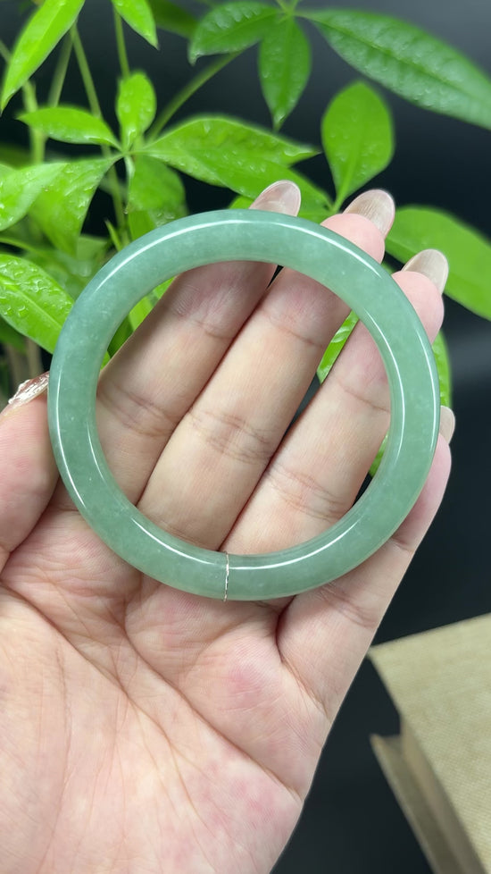 Load and play video in Gallery viewer, Genuine Burmese Green Jade Jadeite Bangle Bracelet (54.4mm)
