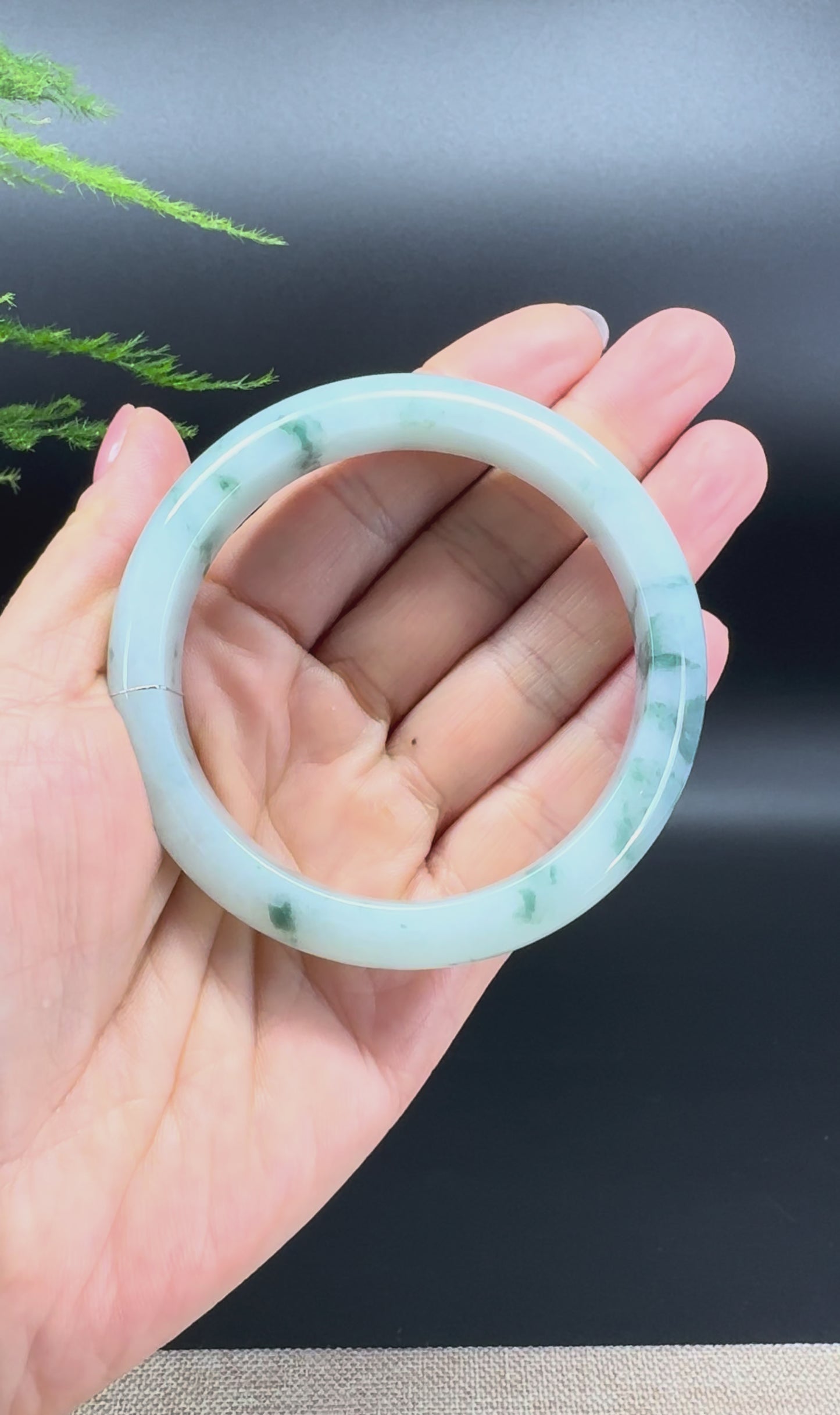Load and play video in Gallery viewer, Genuine Burmese Green Jade Jadeite Bangle Bracelet ( 57.9mm )
