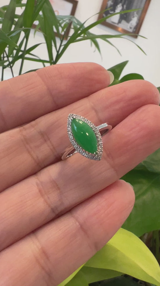 Load and play video in Gallery viewer, 18k White Gold Natural Imperial Green Oval Jadeite Jade Engagement Ring With Diamonds

