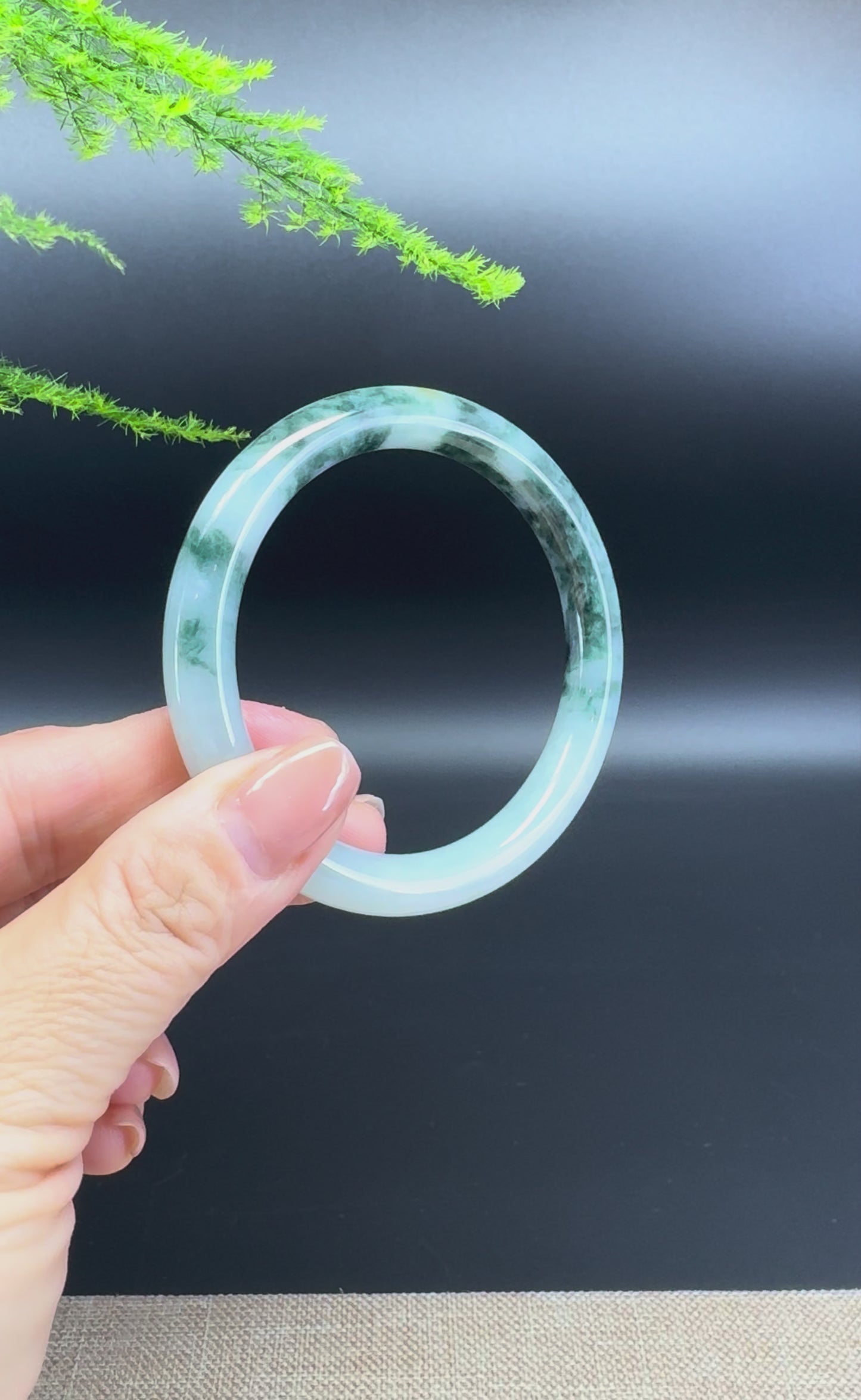Load and play video in Gallery viewer, Genuine Burmese Green Jade Jadeite Bangle Bracelet ( 55.1mm )
