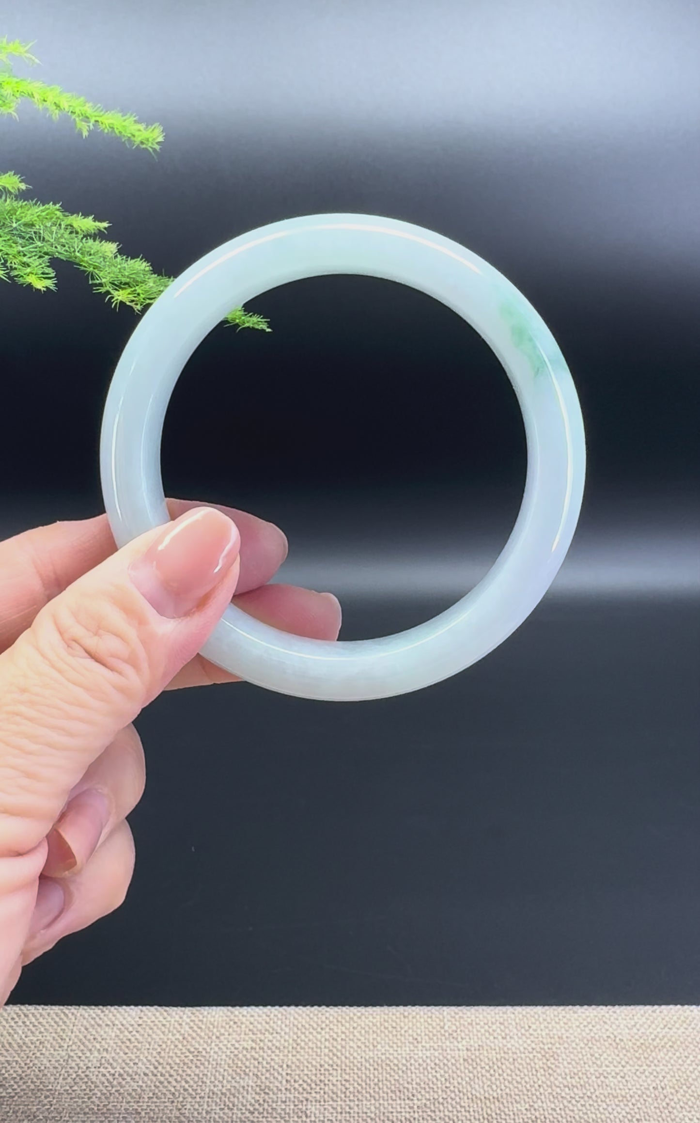 Load and play video in Gallery viewer, Genuine Burmese Green Jade Jadeite Bangle Bracelet ( 59.6mm )
