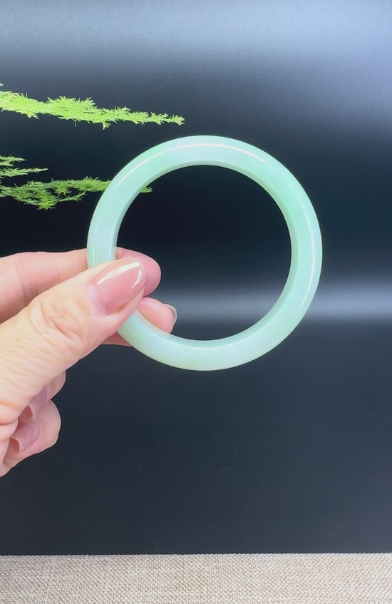 Load and play video in Gallery viewer, Genuine Burmese Green Jade Jadeite Bangle Bracelet ( 53.3mm )
