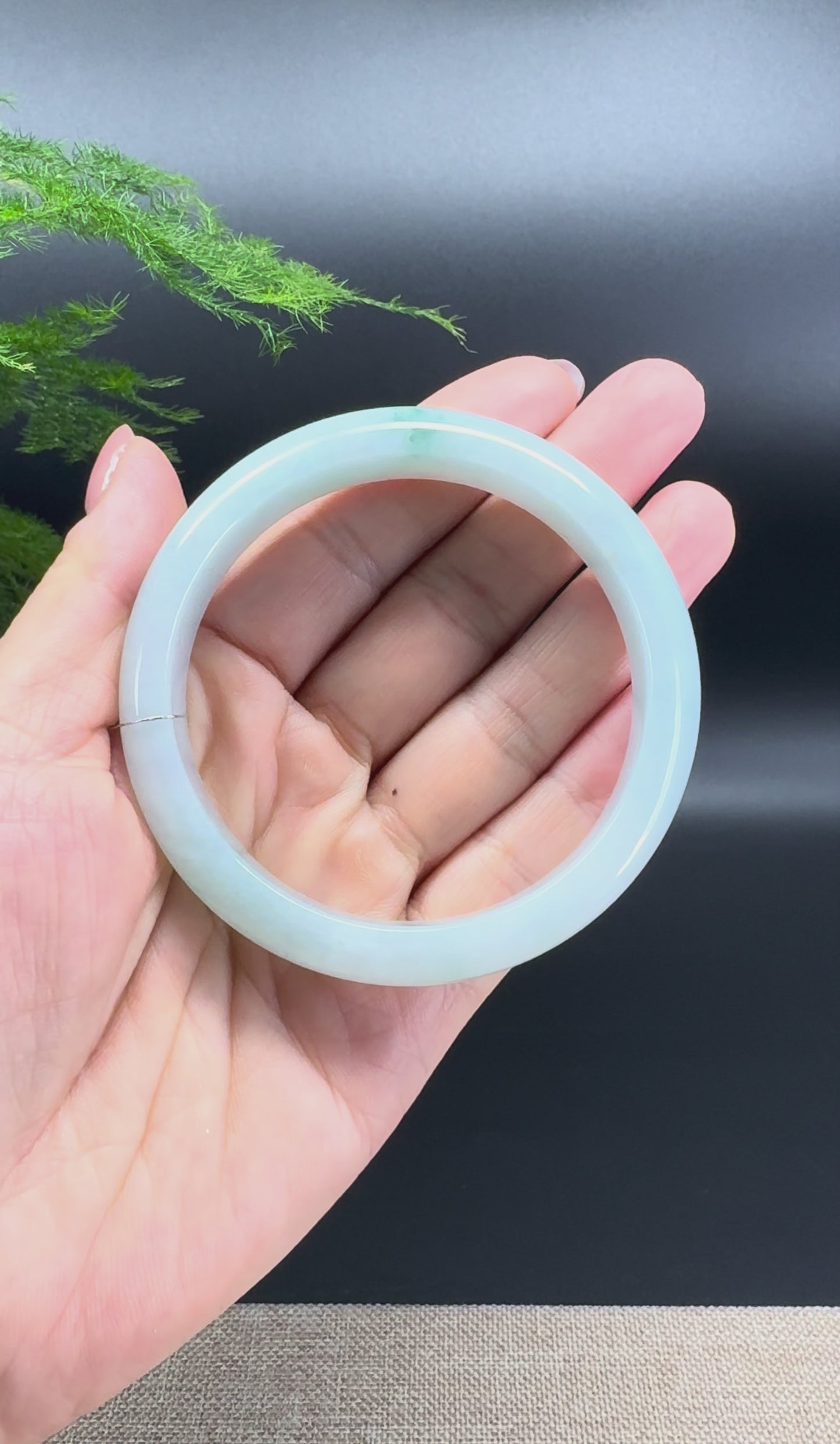 Load and play video in Gallery viewer, Genuine Burmese Green Jade Jadeite Bangle Bracelet ( 59.2mm )
