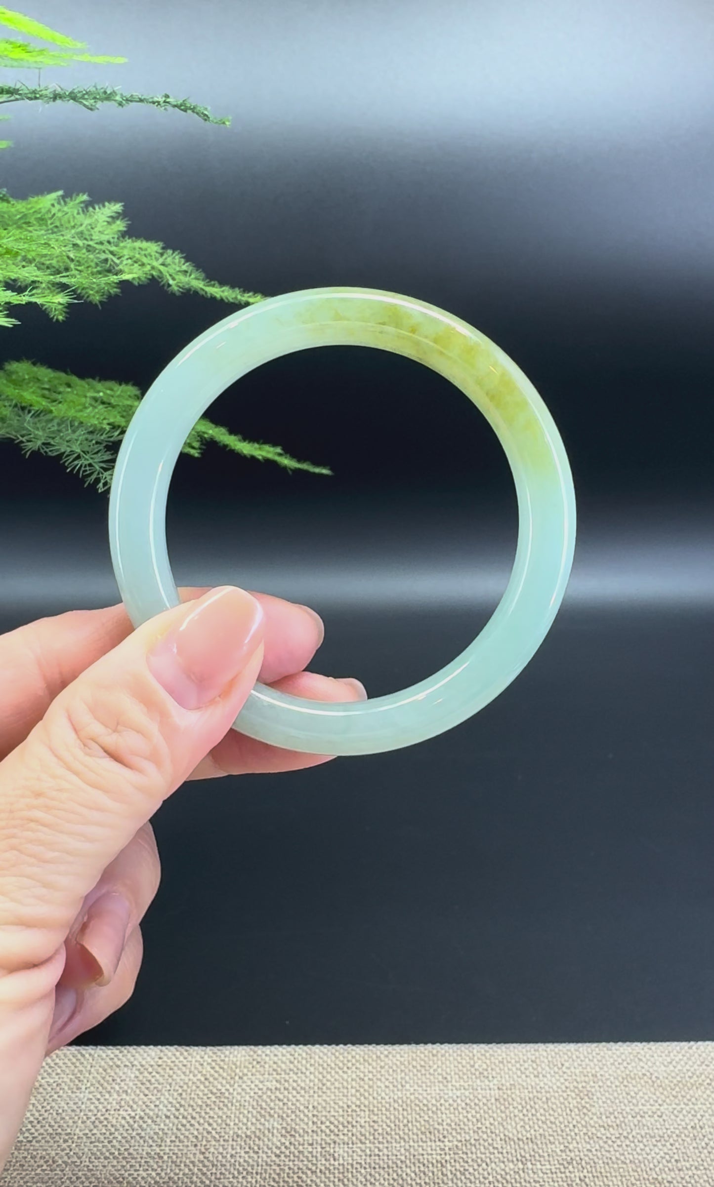 Load and play video in Gallery viewer, Genuine Burmese Green Jade Jadeite Bangle Bracelet ( 52.5mm )
