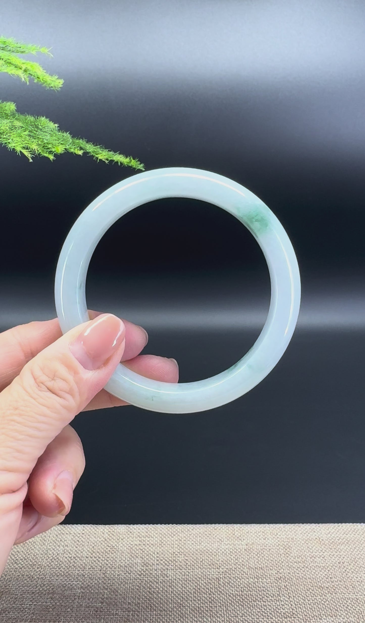 Load and play video in Gallery viewer, Genuine Burmese Green Jade Jadeite Bangle Bracelet ( 59.6mm )
