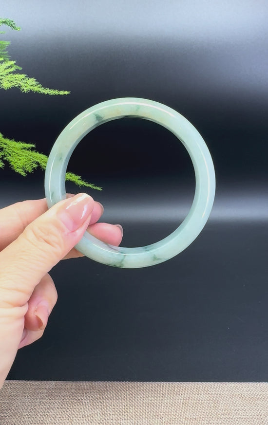 Load and play video in Gallery viewer, Genuine Burmese Green Jade Jadeite Bangle Bracelet ( 63.4mm )

