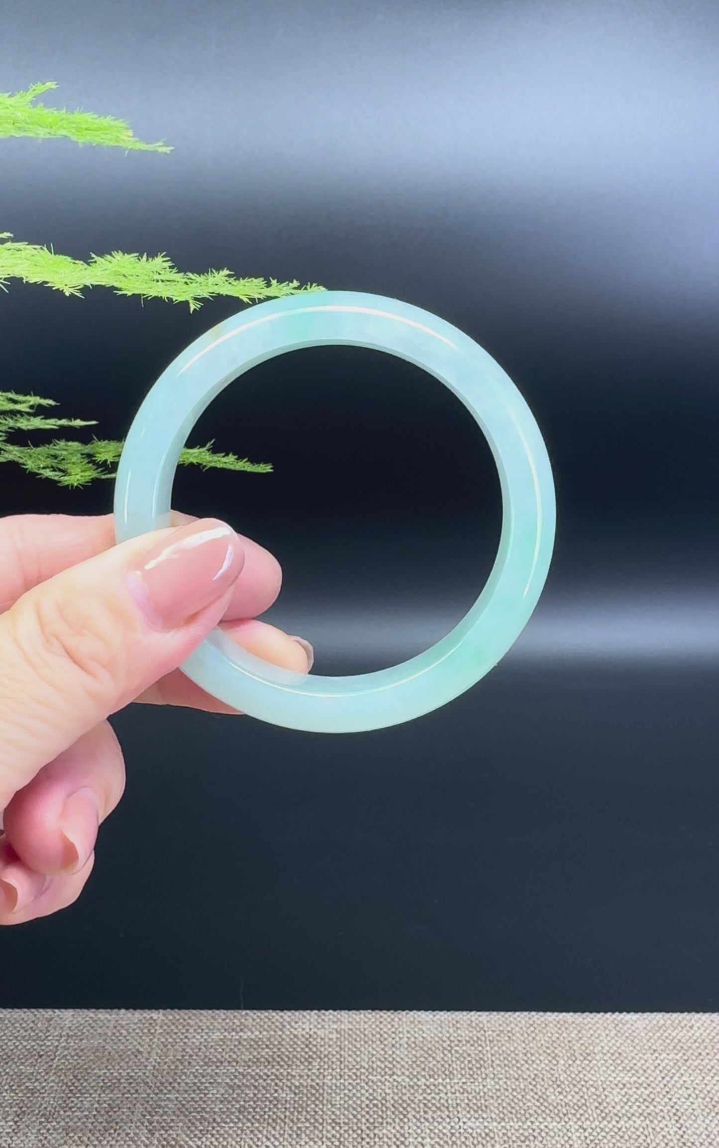 Load and play video in Gallery viewer, Genuine Burmese Green Jade Jadeite Bangle Bracelet ( 52.1mm )
