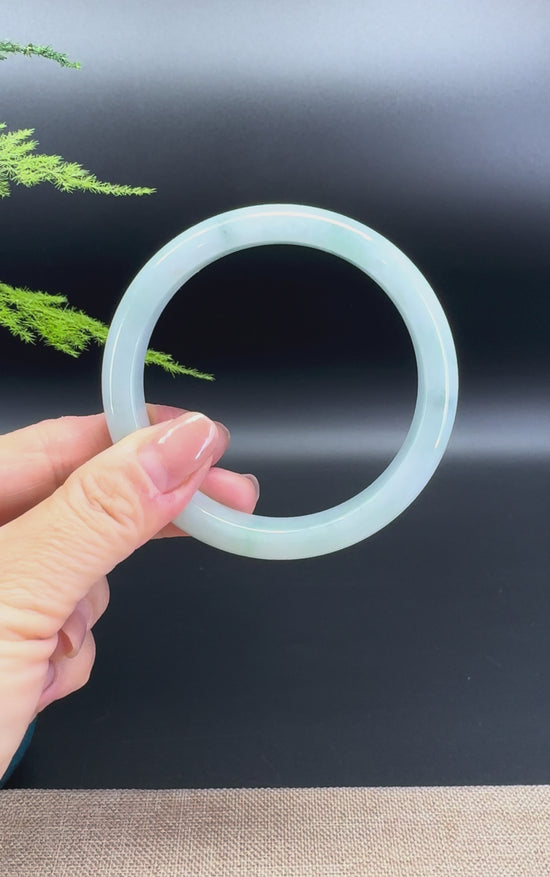 Load and play video in Gallery viewer, Genuine Burmese Green Jade Jadeite Bangle Bracelet ( 62.3mm )
