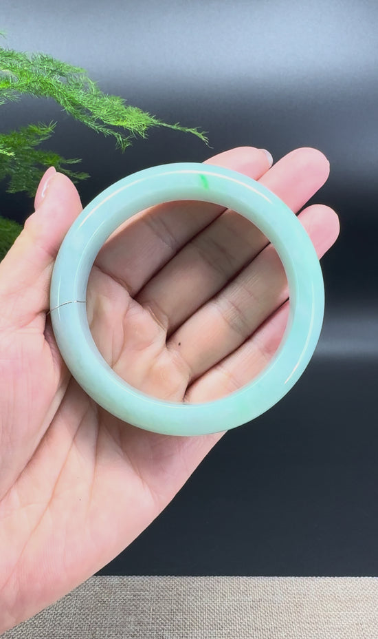 Load and play video in Gallery viewer, Genuine Burmese Green Jade Jadeite Bangle Bracelet ( 59.1mm )
