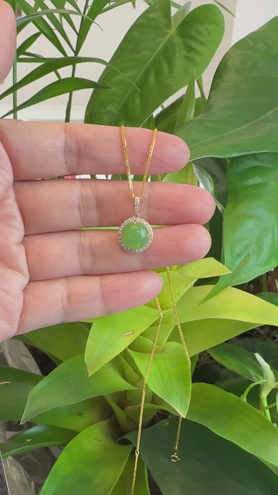 Load and play video in Gallery viewer, 14K Gold Genuine Green Apple Green Jade Circle Pendant Necklace With VS1 Diamond
