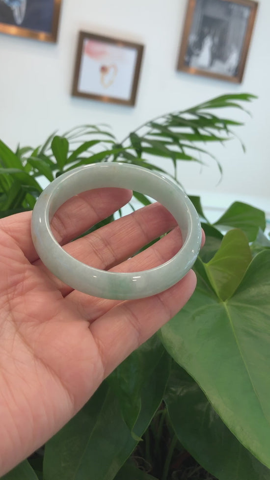 Load and play video in Gallery viewer, RealJade Co.¨ Classic Green Genuine Jadeite Jade Bangle (58.89mm) #832
