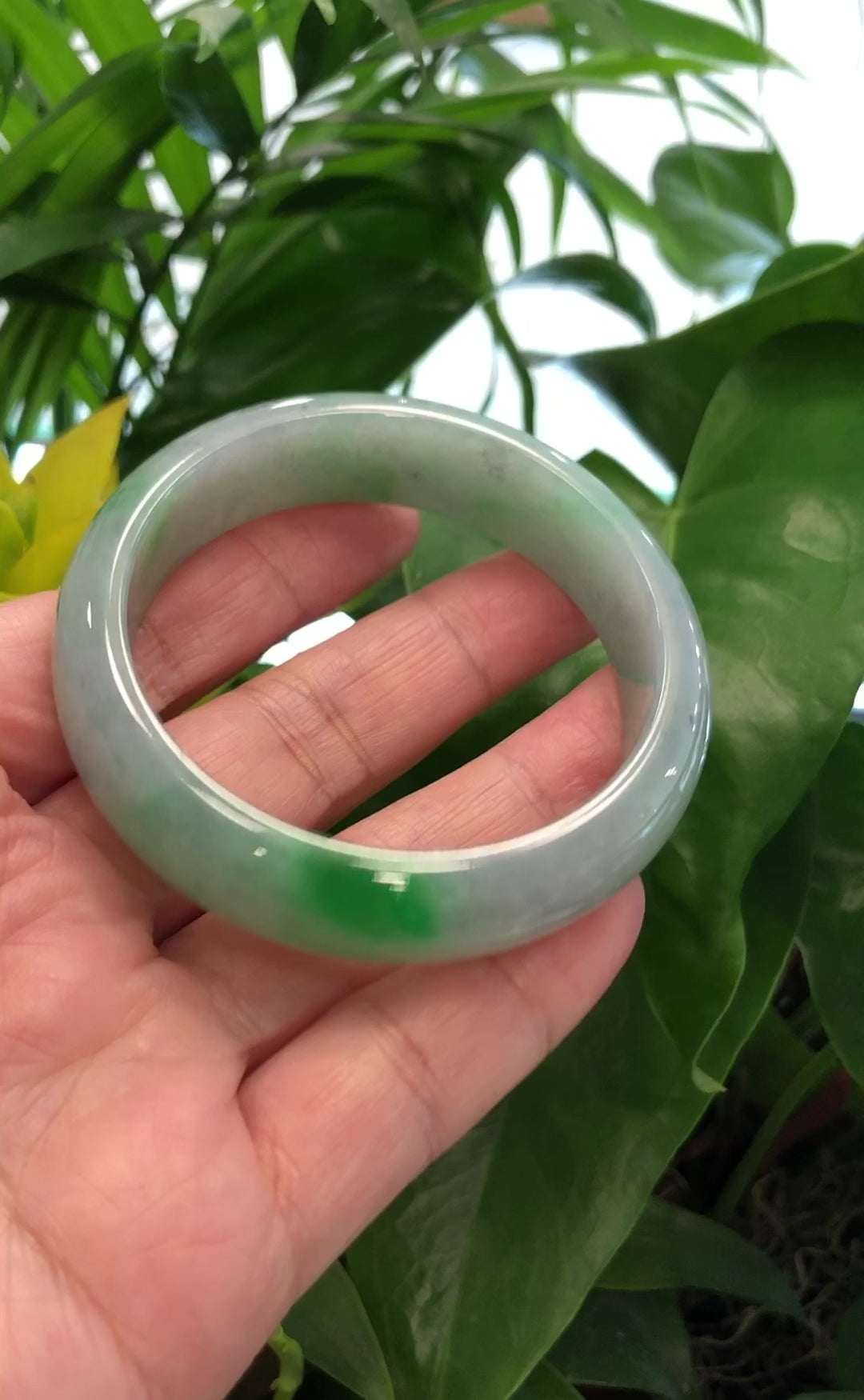 Load and play video in Gallery viewer, RealJade® Co. &amp;quot;Classic Bangle&amp;quot; Genuine Jadeite Jade Part Imperial Green Bangle Bracelet (58.06mm) #927
