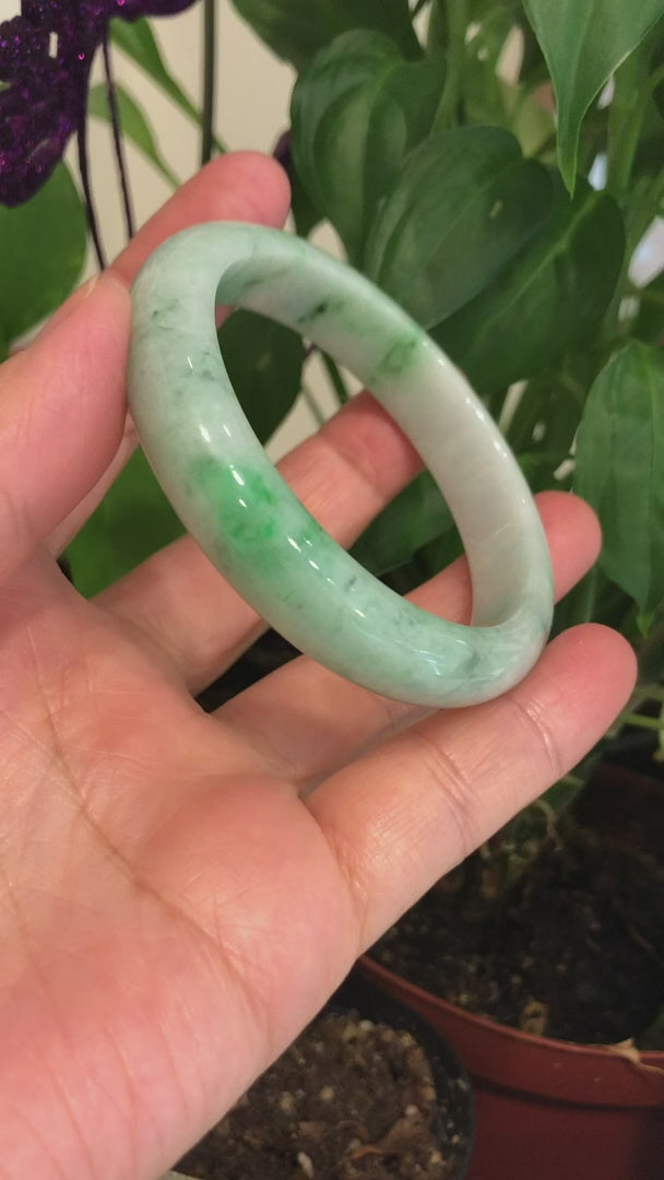 Load and play video in Gallery viewer, RealJade® &amp;quot;Classic Bangle&amp;quot; Genuine Burmese Green Jadeite Jade Bangle Bracelet ( 58.3mm) #133
