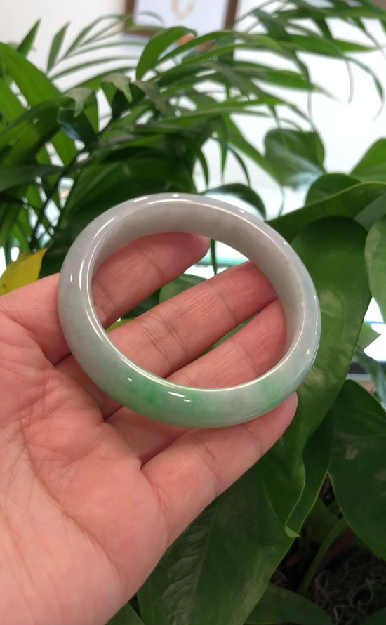 Load and play video in Gallery viewer, RealJade® Co. &amp;quot;Classic Bangle&amp;quot; Genuine Jadeite Jade Apple Green Bangle Bracelet (57.94 mm) #932
