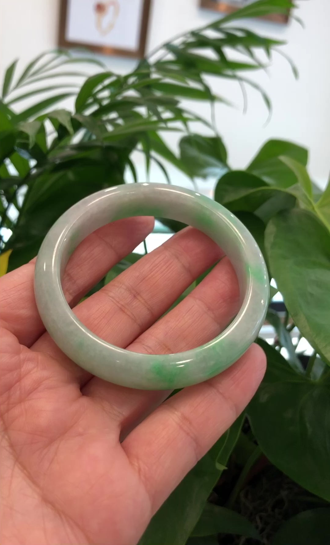 Load and play video in Gallery viewer, RealJade® Co. &amp;quot;Classic Bangle&amp;quot; Genuine Jadeite Jade Green Bangle Bracelet (55.93mm)#874
