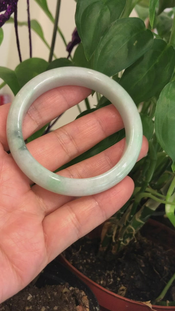 Load and play video in Gallery viewer, RealJade &amp;quot;Classic Bangle&amp;quot; Genuine Burmese Green Jadeite Jade Bangle Bracelet (57 mm) #177
