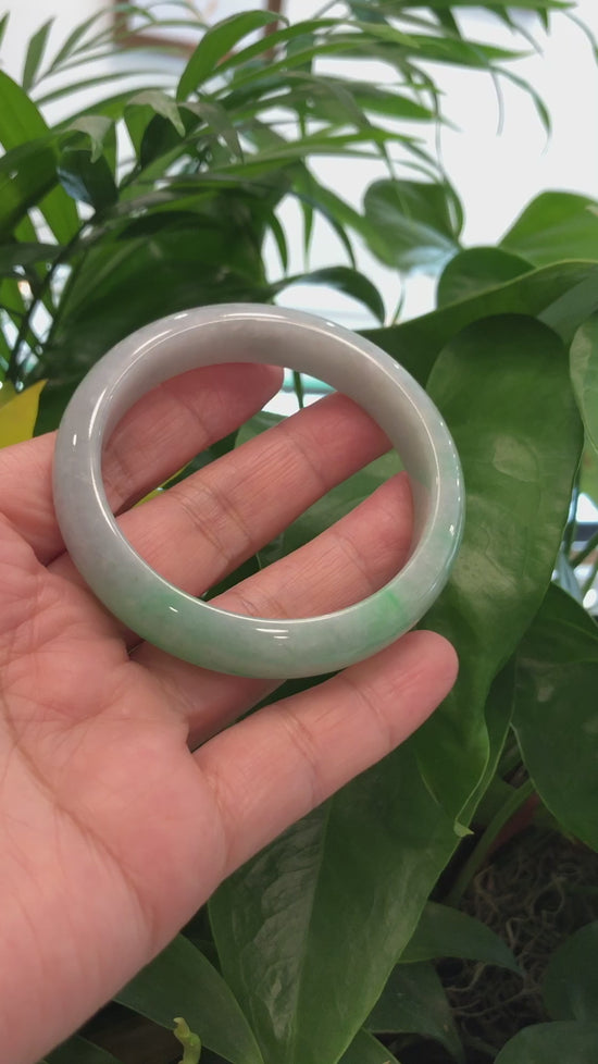 Load and play video in Gallery viewer, RealJade® Co. &amp;quot;Classic Bangle&amp;quot; Genuine Jadeite Jade Apple Green Bangle Bracelet (59.04mm)#366

