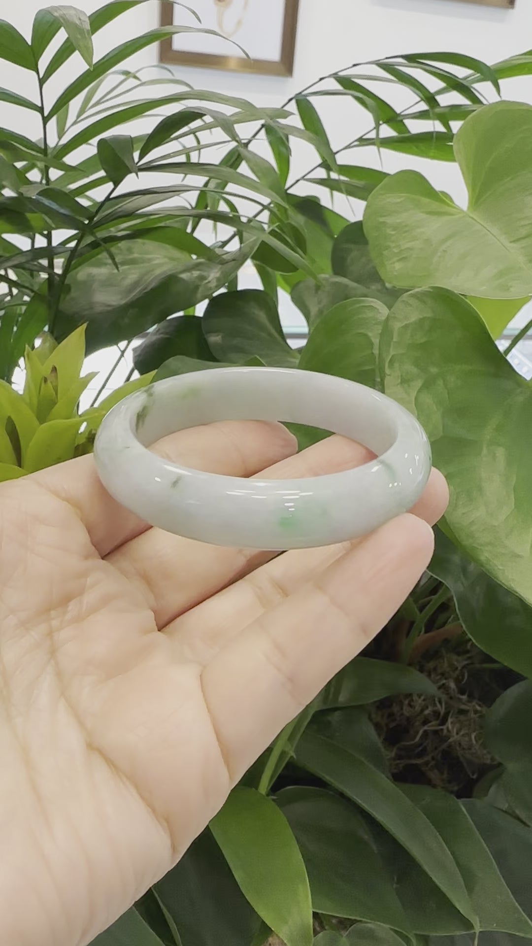 Load and play video in Gallery viewer, RealJade® Co. &amp;quot;Classic Bangle&amp;quot; Green Natural Burmese Jadeite Jade Bangle ( 57.27mm ) #979

