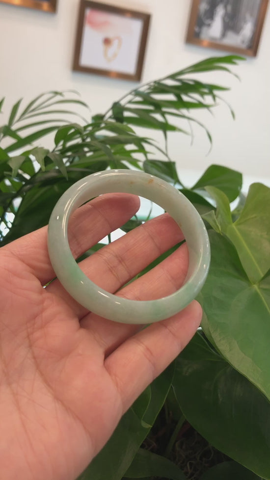 Load and play video in Gallery viewer, RealJade® Co. &amp;quot;Classic Bangle&amp;quot; Natural Burmese Green Jadeite Jade Bangle ( 57.61 mm ) #921
