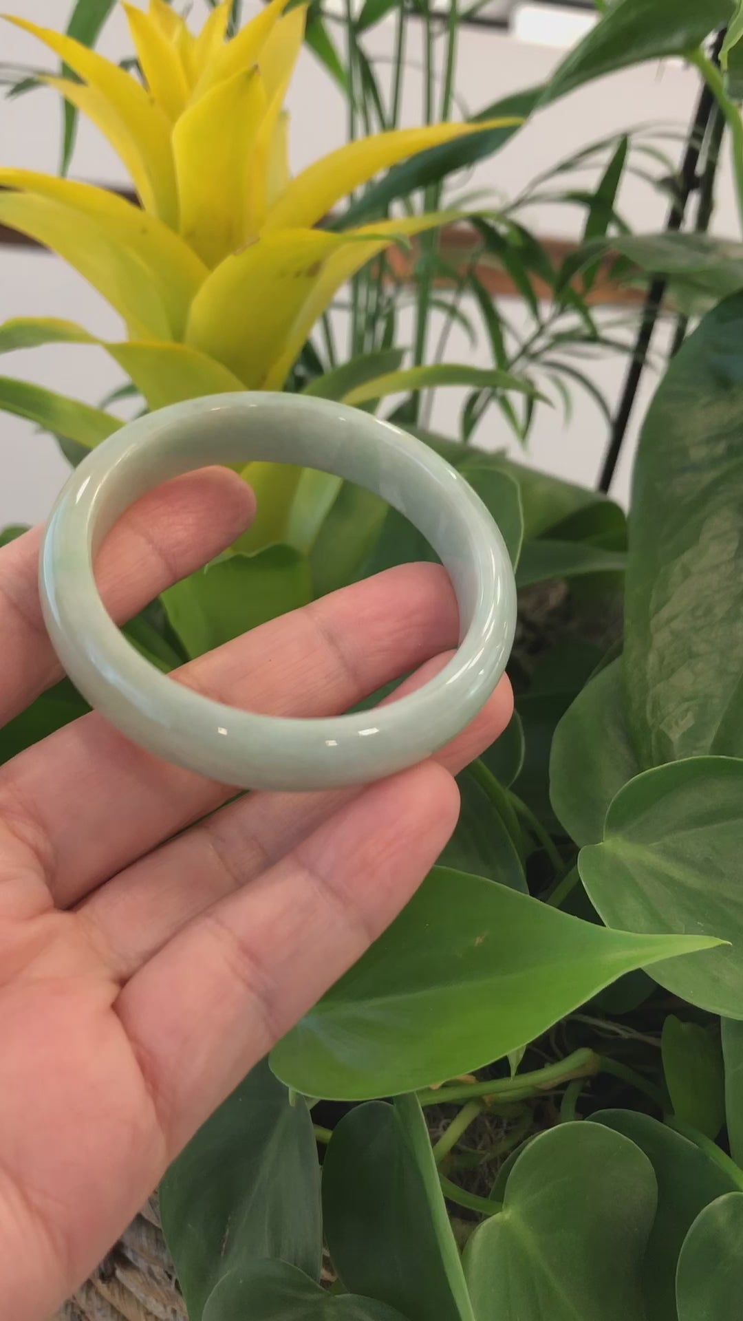 Load and play video in Gallery viewer, RealJade¨ &amp;quot;Classic Bangle&amp;quot; Blue Green Natural Burmese Jadeite Jade Bangle ( 54.44 mm )#300
