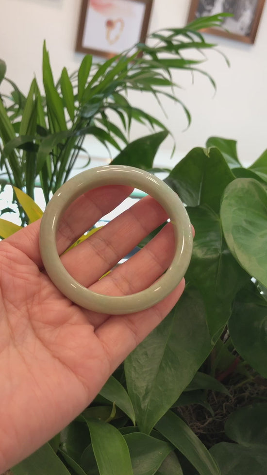 Load and play video in Gallery viewer, RealJade¨ Co.  &amp;quot;Classic Bangle&amp;quot; Yellow Green Natural Burmese Jadeite Jade Bangle (57.45mm )#801
