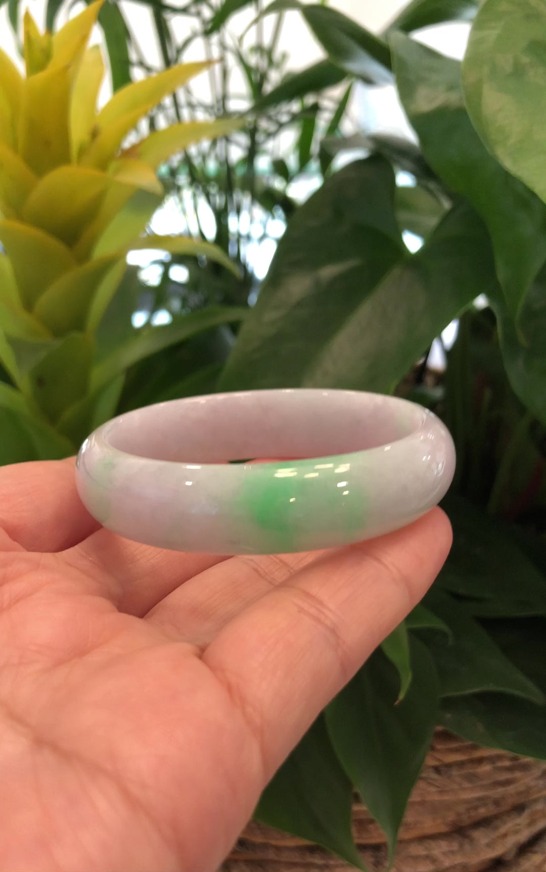 Load and play video in Gallery viewer, RealJade® &amp;quot;Classic Bangle&amp;quot; Genuine Burmese High Quality Jadeite Jade Bangle Bracelet (52.61mm)#306

