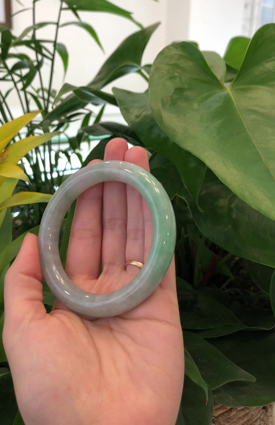 Load and play video in Gallery viewer, RealJade® Co.&amp;#39;s Classic Real Jadeite Jade Bangle Bracelet (57.17 mm) #919
