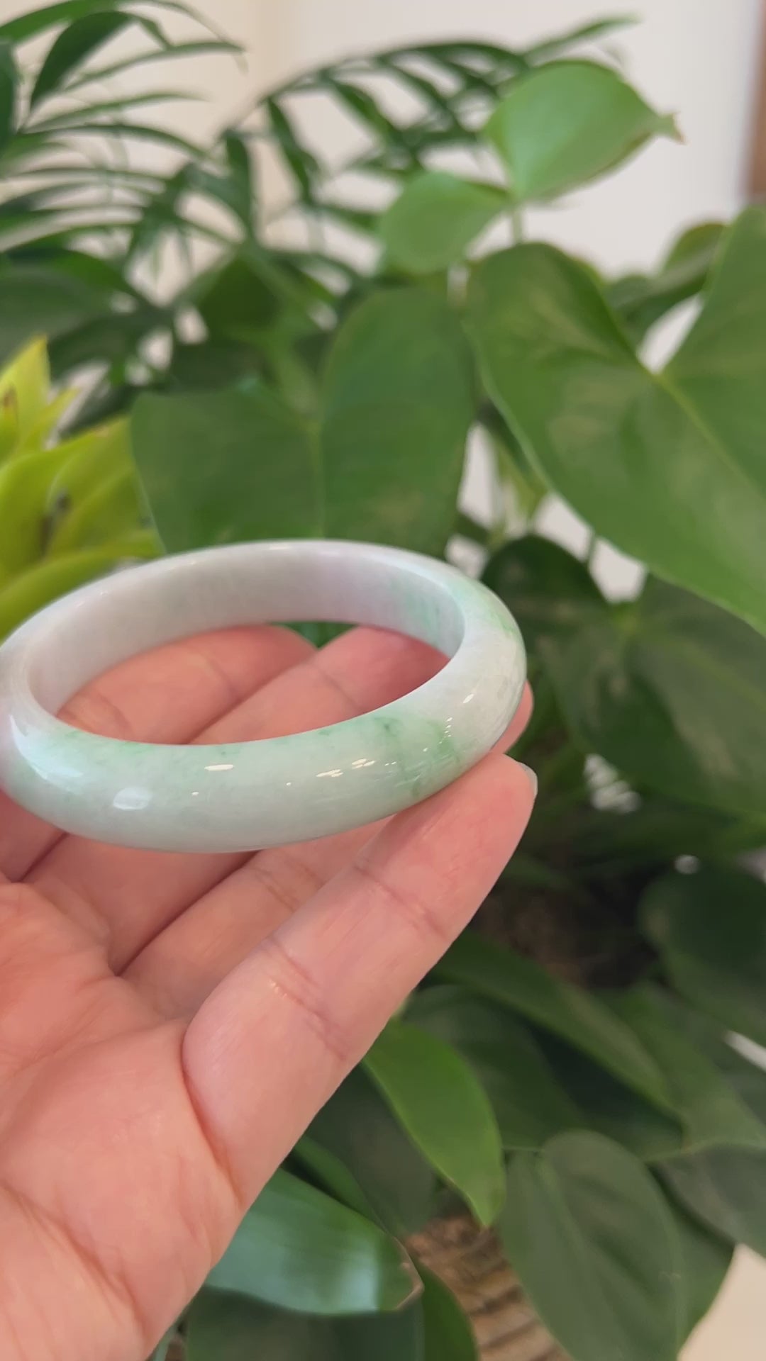 Load and play video in Gallery viewer, RealJade® &amp;quot;Classic Bangle&amp;quot; Genuine Burmese Green Jadeite Jade Bangle Bracelet (58.48 mm) #195

