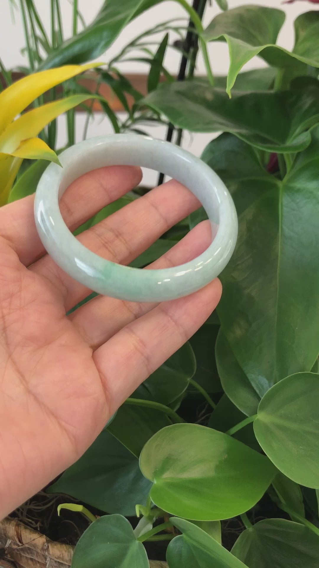 Load and play video in Gallery viewer, RealJade® Co. &amp;quot;Classic Bangle&amp;quot;Natural Burmese Jadeite Jade Bangle ( 57.4 mm )#609

